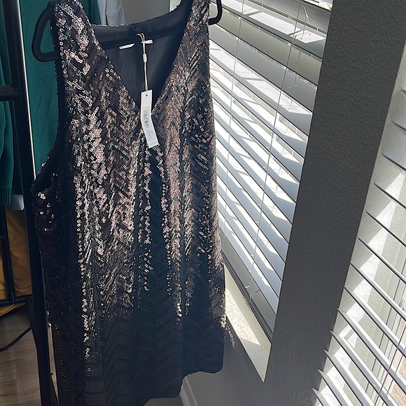 Black V neck, Sleeveless, Metallic sequins in chevron pattern, Shift silhouette - Picture 3 of 5